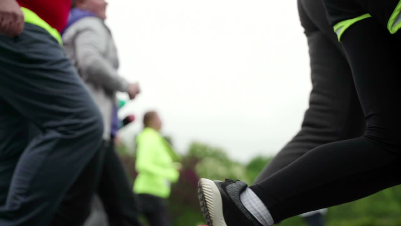 길거리에서 달리는 운동선수, 도시 마라톤, 인식할 수 없는 얼굴, 개념 건강한 라이프 스타일 루프