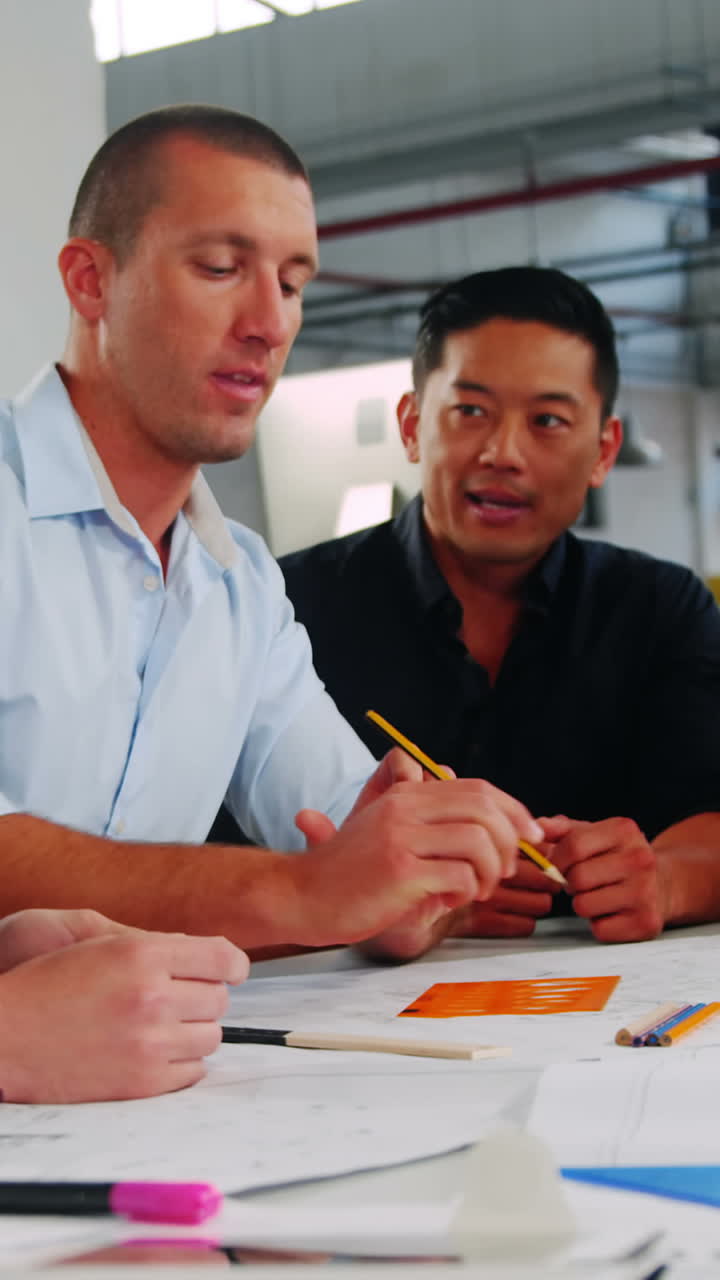 ejecutivos de negocios discutiendo sobre el plan