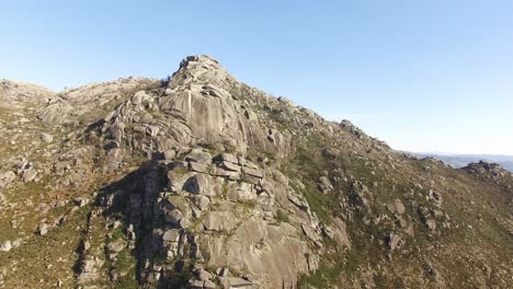 Bergkette-Mit-Blauem-Himmel-Im-Hintergrund