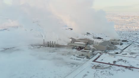 central eléctrica geotérmica sostenible en islandia durante el invierno