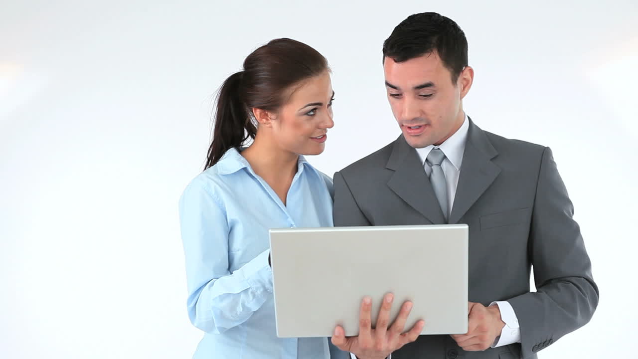 personas de negocios trabajando con una computadora portátil