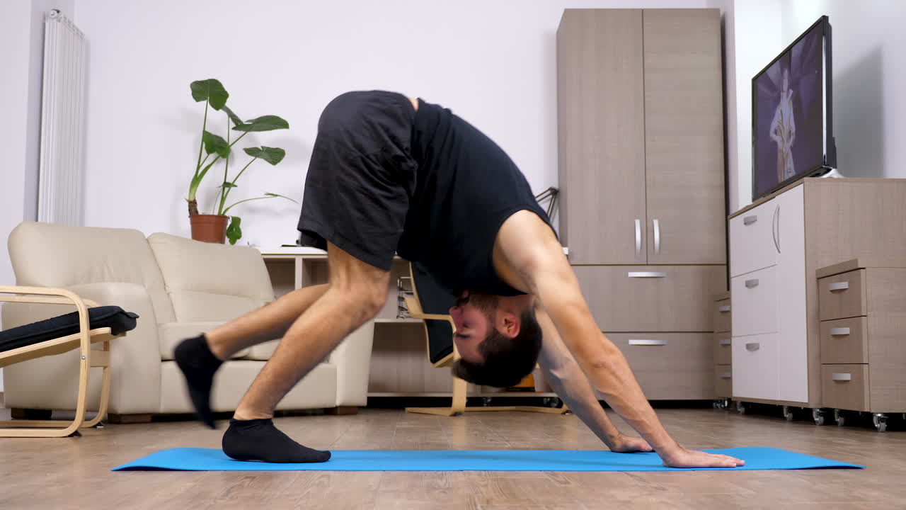 hombre haciendo yoga en casa