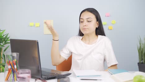 Una-Estudiante-Que-Está-Abrumada-Por-El-Calor.