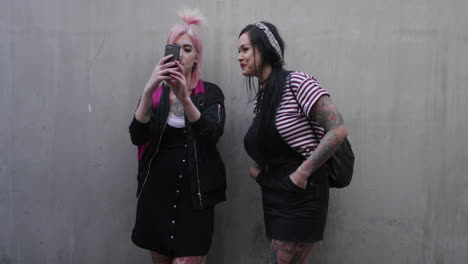 Retrato-De-Jóvenes-Punk-Tomando-Fotos-Selfie-Usando-Un-Teléfono-Inteligente-Disfrutando-De-Un-Estilo-De-Vida-Urbano-Relajado-Y-Conectado