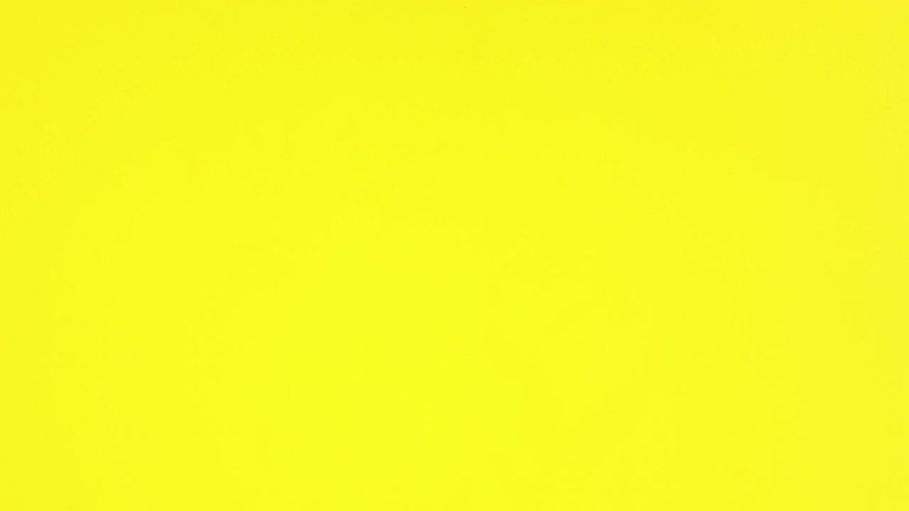 el libro púrpura y la papelería rosa aparecen en el tema amarillo.