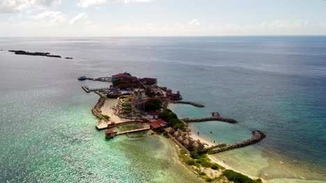 recorre la divertida isla de las palmeras desde el aire