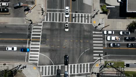 Zeitraffer-Von-Fahrzeugen,-Die-Sich-Durch-Kreuzungen-Bewegen---Antenne