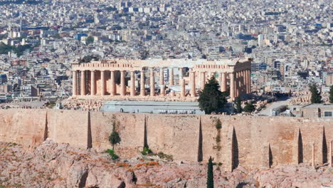 una toma aérea del partenón de atenas en círculos apretados