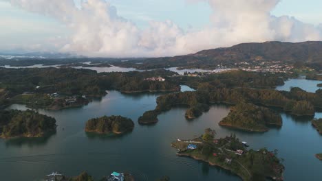 Impresionante-Paisaje-Fluvial-De-La-Ciudad-De-Guatape,-Colombia-Al-Atardecer,-Aéreo