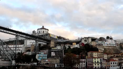 Paseo-En-Barco-Por-El-Río-Duero-Con-Vistas-Al-Puente-Dom-Luis-I-Y-Al-Monasterio-De-Serra-Do-Pilar,-Oporto