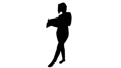 mujer joven de pie y leyendo el periódico, silueta en blanco y negro para efectos gráficos en movimiento