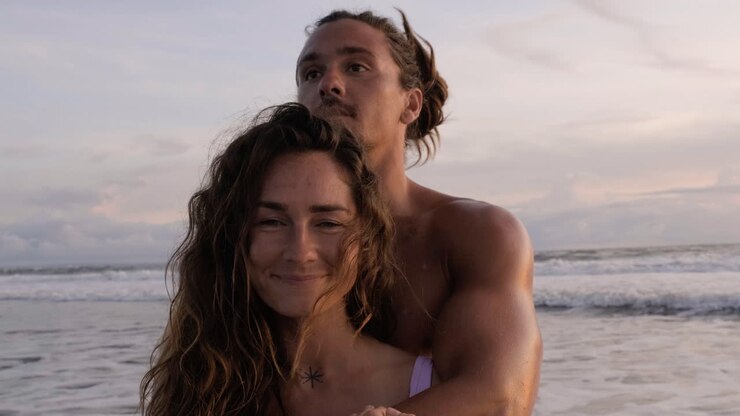 Homme et femme étreindre