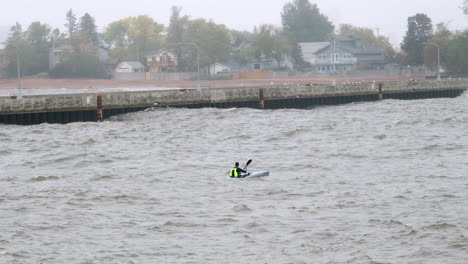 Kayakista-De-Mar-Navegando-Entrecortado-Canal-Fluvial