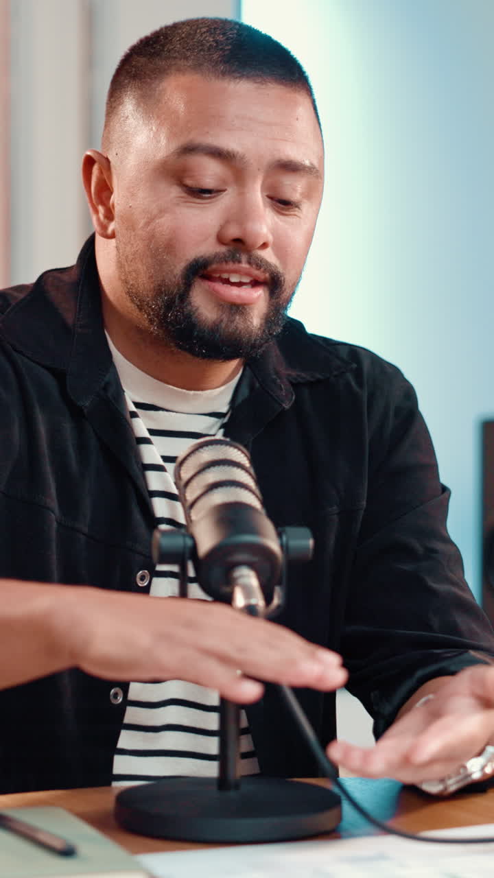 Uomo che registra un podcast