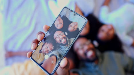 tela do telefone, selfie e vista superior da família