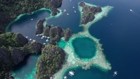 Perspectiva-Aérea-De-Coron,-La-Famosa-Laguna-Gemela-De-Palawan.