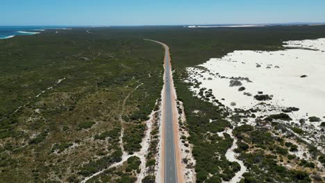 Largo-Camino-Recto-A-Través-De-Un-Vasto-Terreno-Arenoso-En-El-Oeste-De-Australia