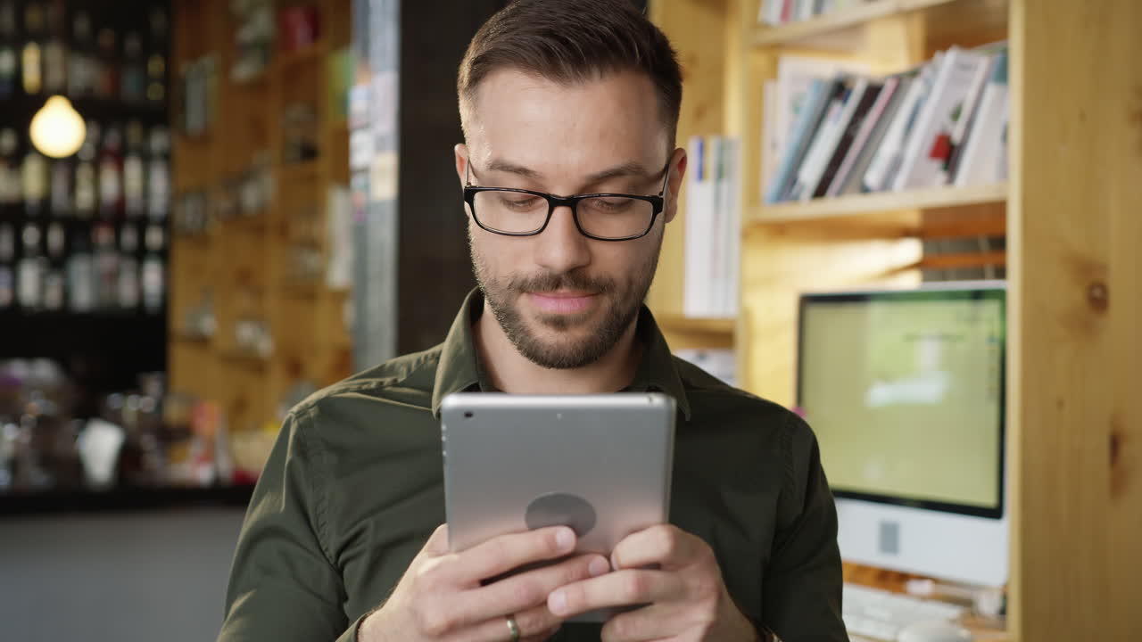 hombre usando tableta en una cafetería moderna