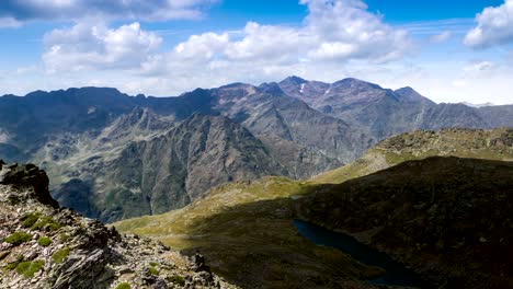 paisaje de montañas y cielo con rápido movimiento de nubes.