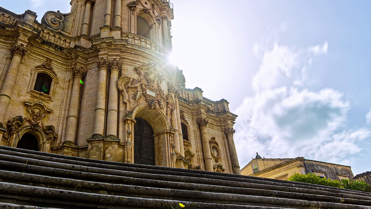timelapse de la catedral de san jorge, vista en ángulo bajo, estallido de sol