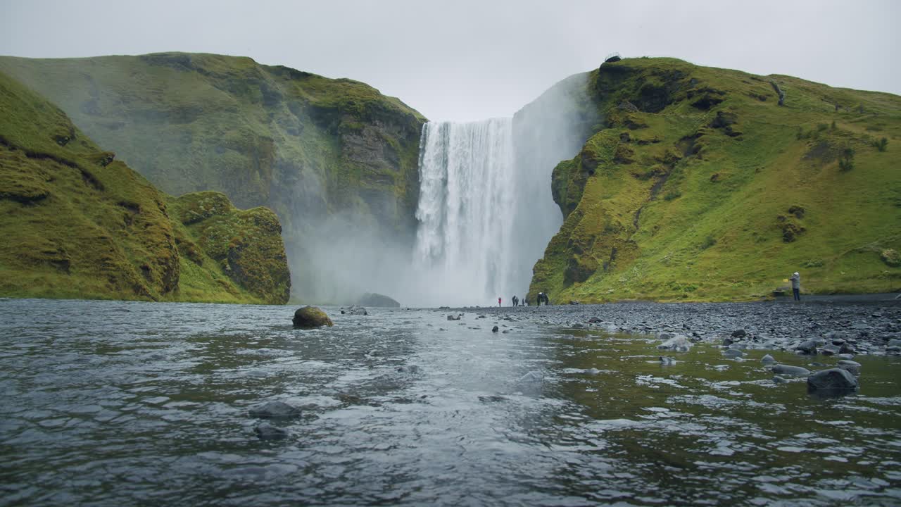 la cascada más famosa de skogafoss con el reflejo del río, islandia