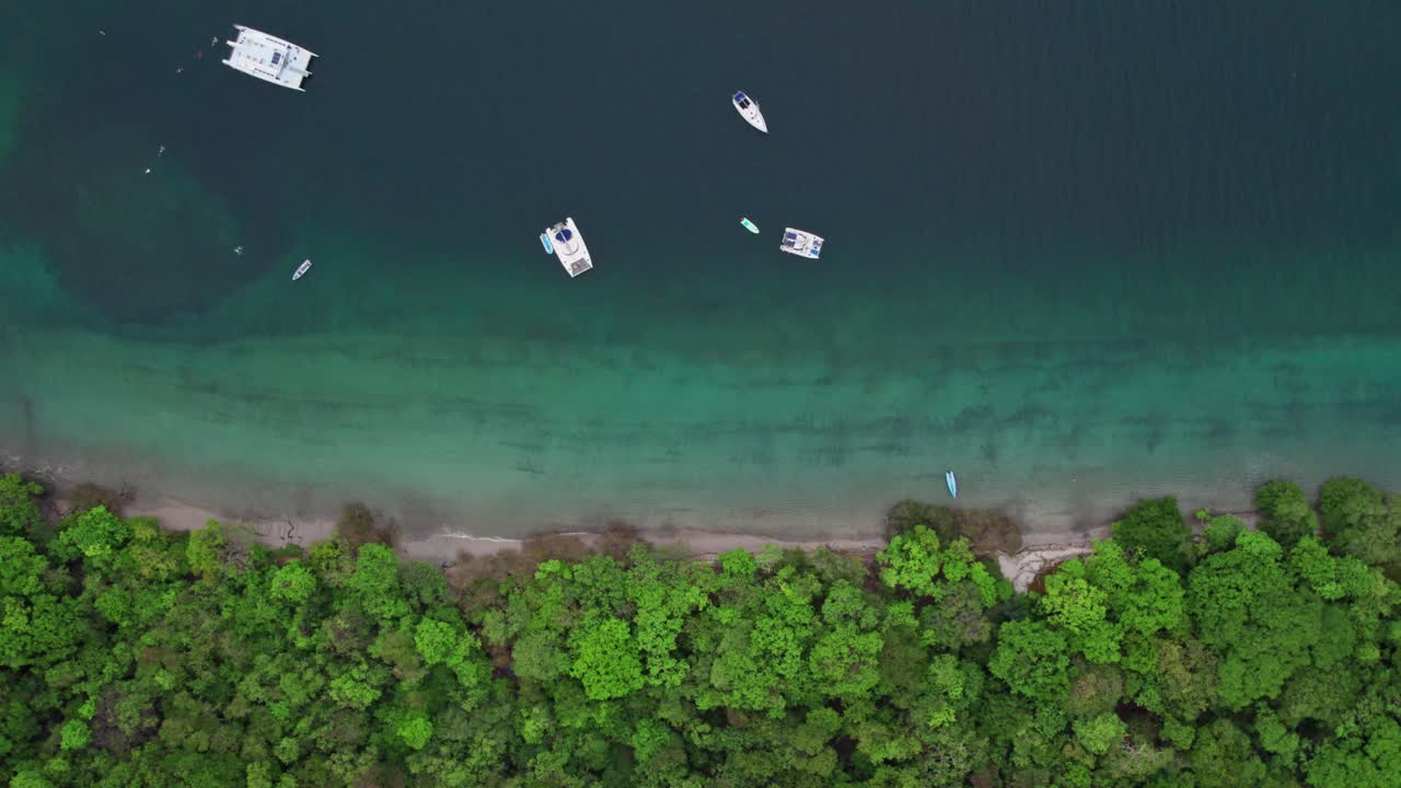 코스타리카의 아름다운 지카로 해변에서 바다에 정박한 보트