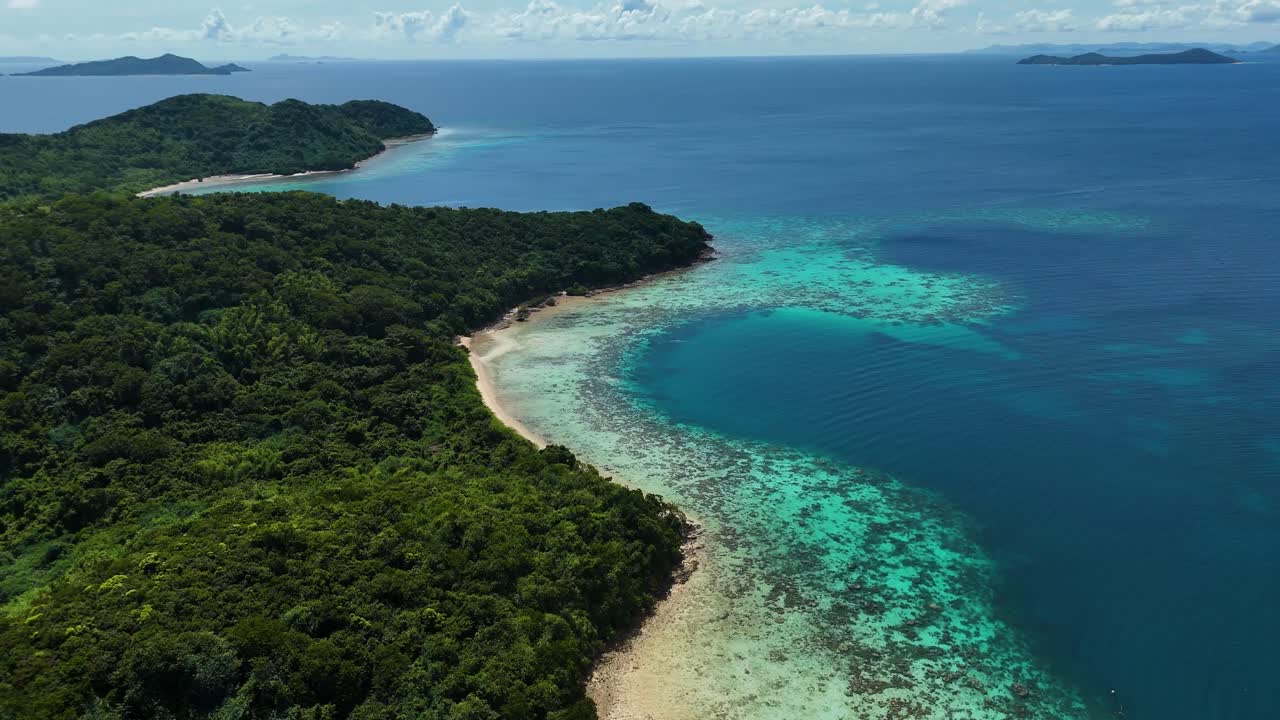 una isla paradisíaca tropical con arrecifes de coral prístinos