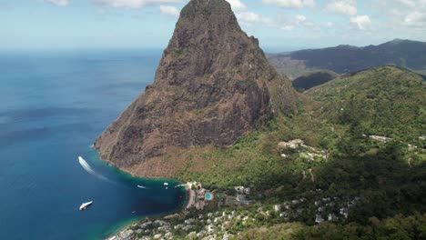 Langsame-Enthüllung-Des-Petit-Piton-In-St.-Lucia