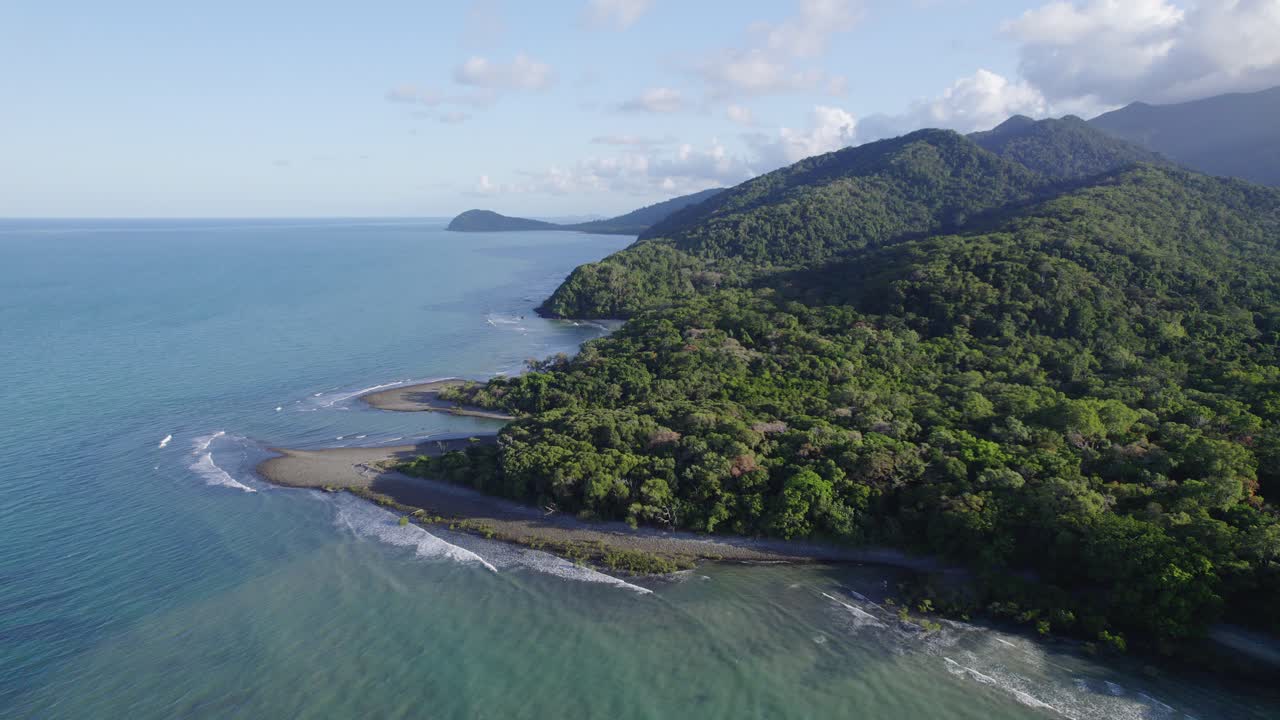 panorama de la playa y las montañas del bosque en el parque nacional daintree, tribulación del cabo, queensland, australia