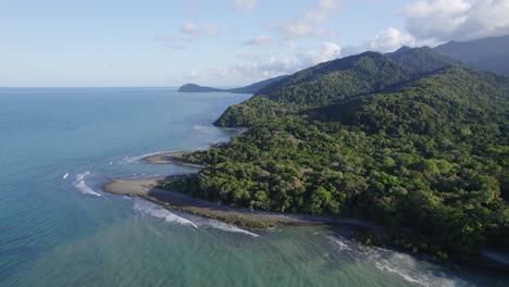 Panorama-De-La-Playa-Y-Las-Montañas-Del-Bosque-En-El-Parque-Nacional-Daintree,-Tribulación-Del-Cabo,-Queensland,-Australia