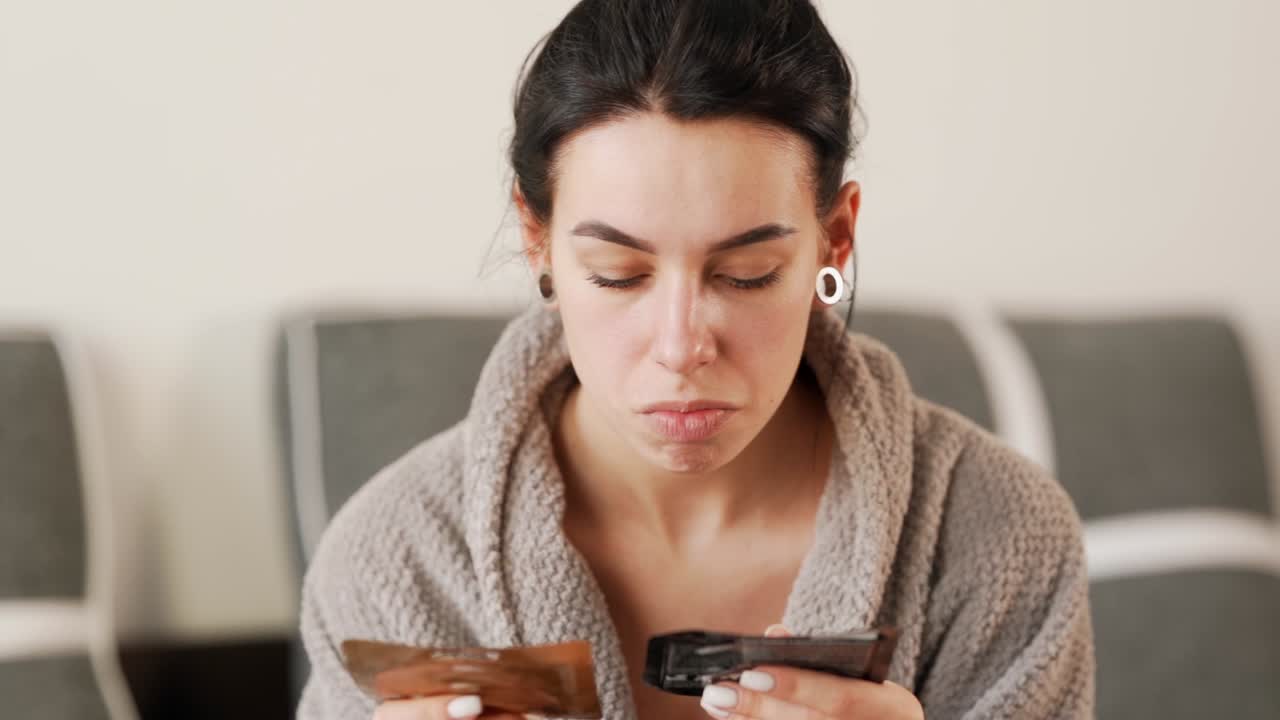 Bella ragazza dai capelli neri apre un pacchetto nero