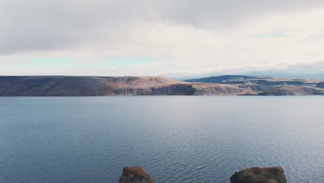 lago kleifarvatn en islandia con costas montañosas y acantilados, drone