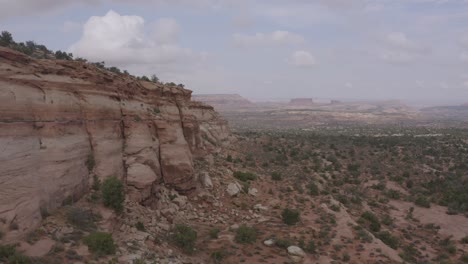 Escena-Aérea-Sobre-Los-Vastos-Cañones-Del-Desierto-De-Moab-Durante-La-Puesta-De-Sol