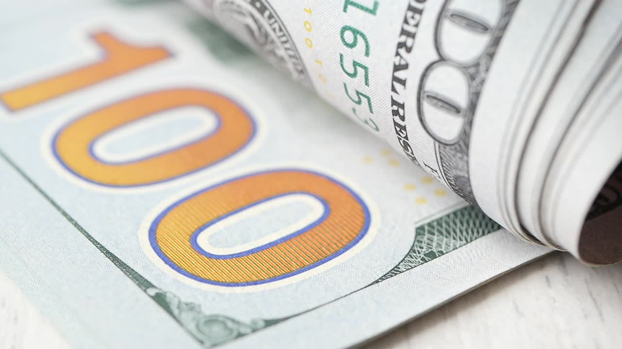 굴러진 100달러 지폐