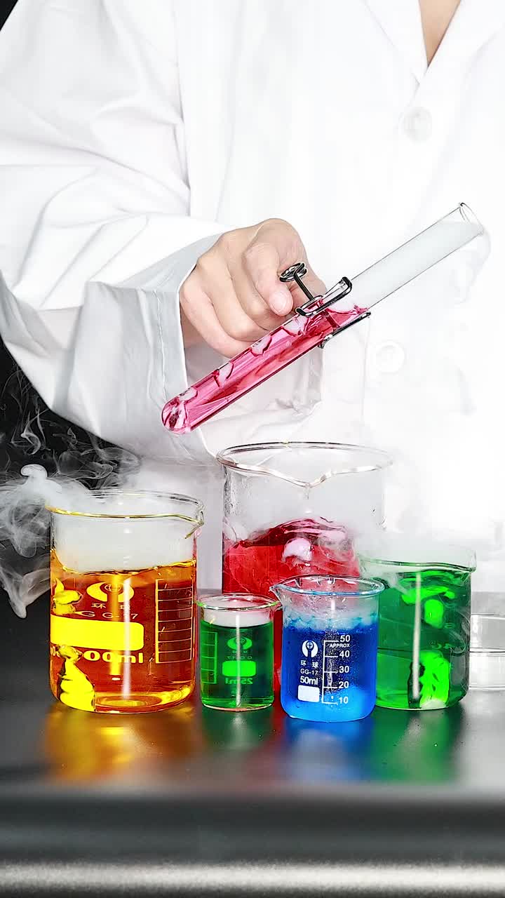 el científico lleva a cabo un experimento con líquidos de colores