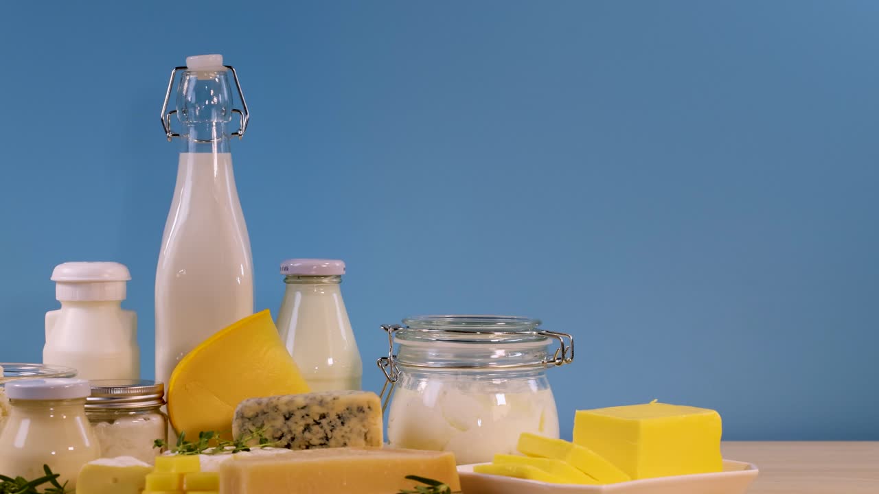 테이블 에 배열 된 여러 가지 유제품