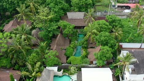 Luftschwenk-Von-Tropischen-Poolvillen-Auf-Der-Insel-Gili-Trawangan