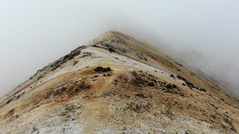 Drone-Volando-Sobre-Una-Cresta-De-Montaña-En-Las-Nubes-En-Los-Andes-Colombianos