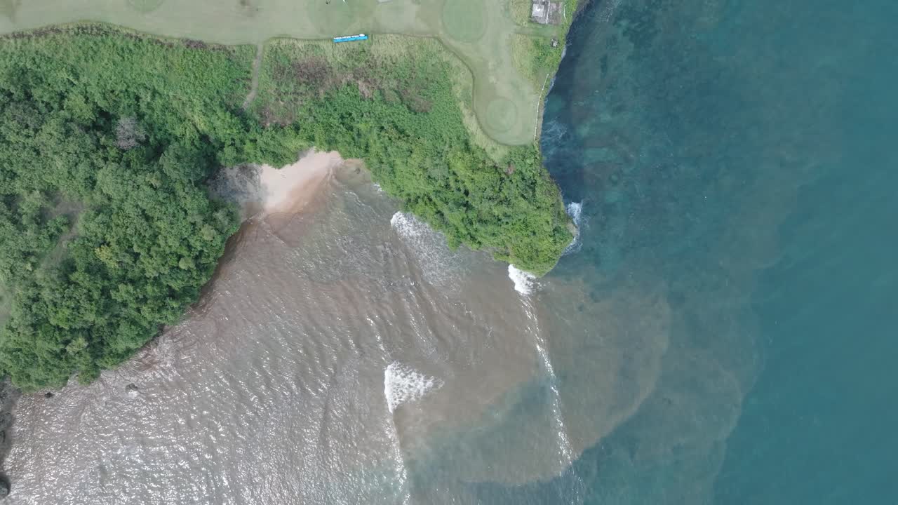 바리 인도네시아의 푸른 물과 열대 해안가에 여있는 죽은 산호초 위에 떠다니는 쓰레기와 오염된 진 물 위에서 은 공중 드론을 습니다.