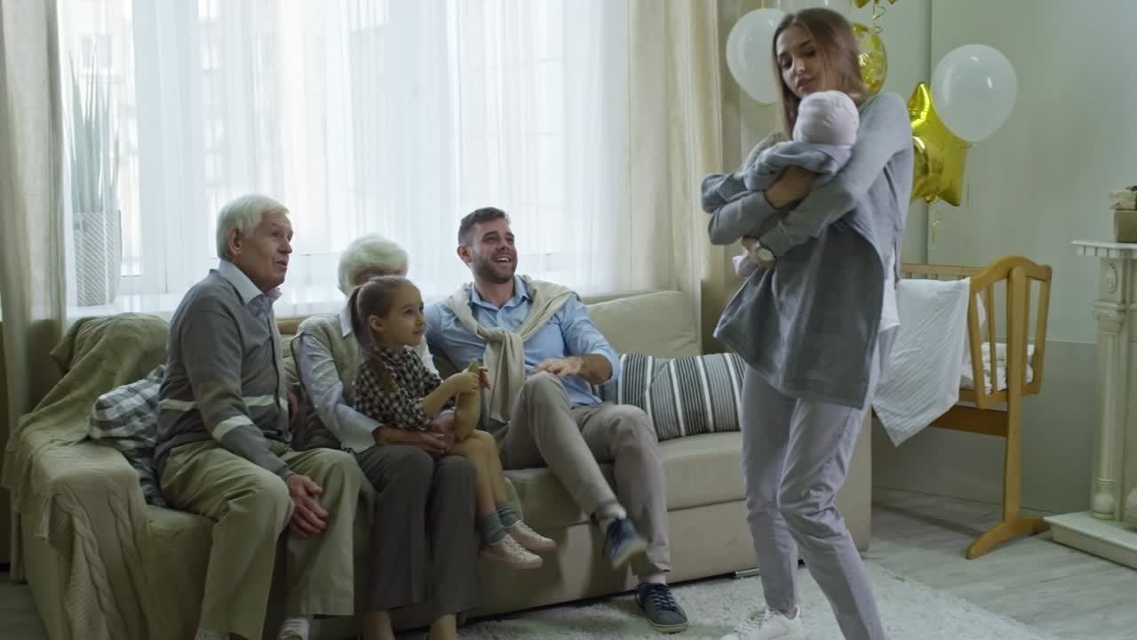 큰 가족이 새로운 아기를 만나고 있습니다.