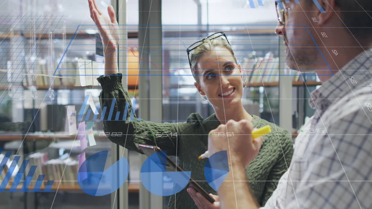 animación del procesamiento de datos sobre los empresarios caucásicos en la oficina