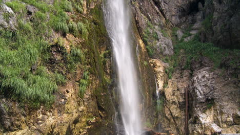toma de una cascada en el parque nacional theti en albania