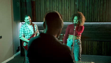 grupo musical en el estudio