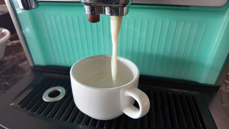 máquina de café automática que hace capuchino