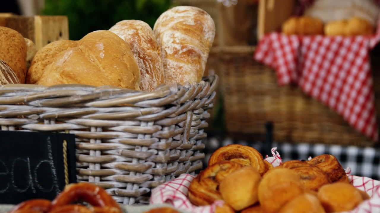 varios panes en la sección de panadería
