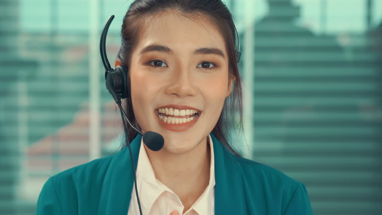 cámara de video llamada vista de mujer de negocios habla activamente en videoconferencia
