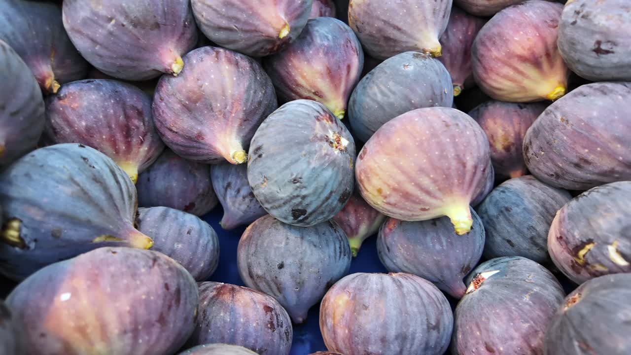 Hög med färska mogna fikon