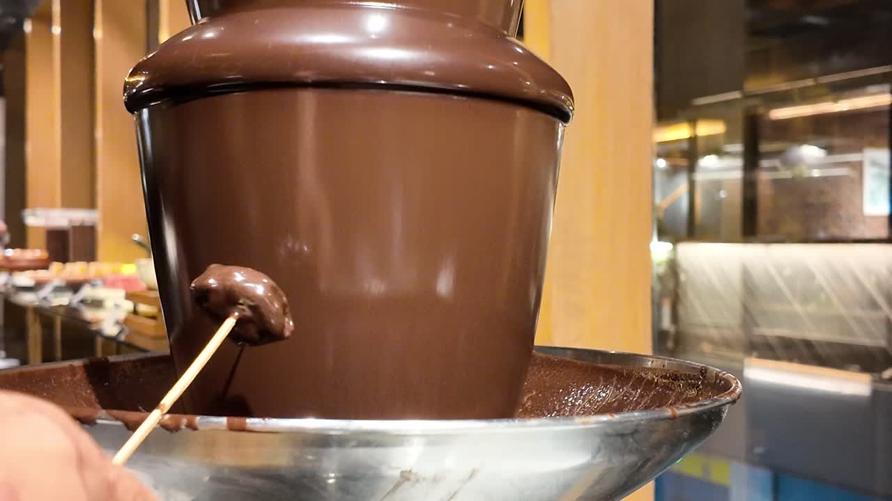 Fontana di cioccolato con dolcetti da intingere