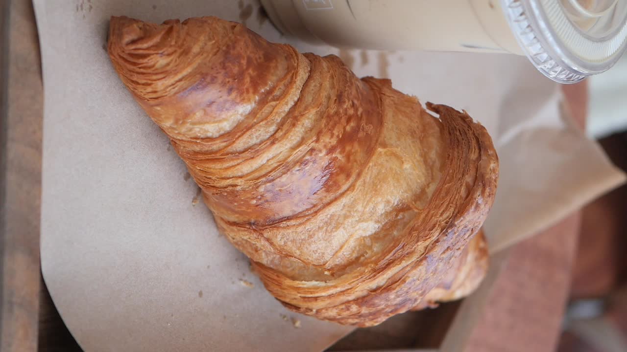 Delizioso cornetto con caffè
