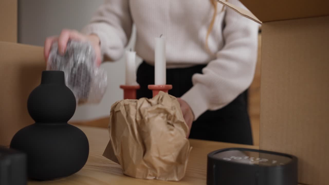 집 에서 상자 를 풀고 있는 여자